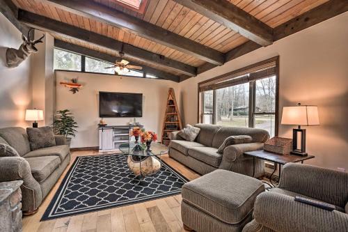 Indian Lake House | Indian Lake Retreat with Wet Bar and Covered Deck