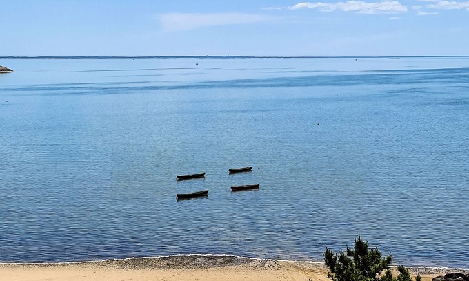 Indian Neck Heights House | Indian Neck 5BD Waterfront-A/C, Stairs to Bay Beach, Tennis, Amazing Sunset & Water Views