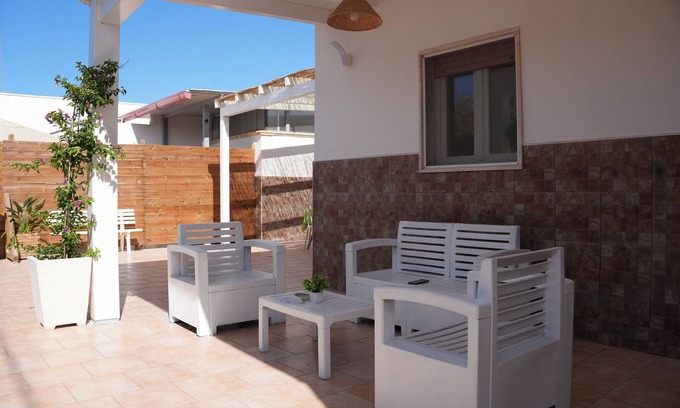 Specchiarica Villa | Indipendent villa 400m from the sea with large outdoor space