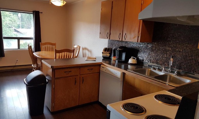 Blarchmont Apartment | INDOOR COMFORT IN AN OUTDOOR PARADISE Sleeps 4- 5 Min to Golf & Ski