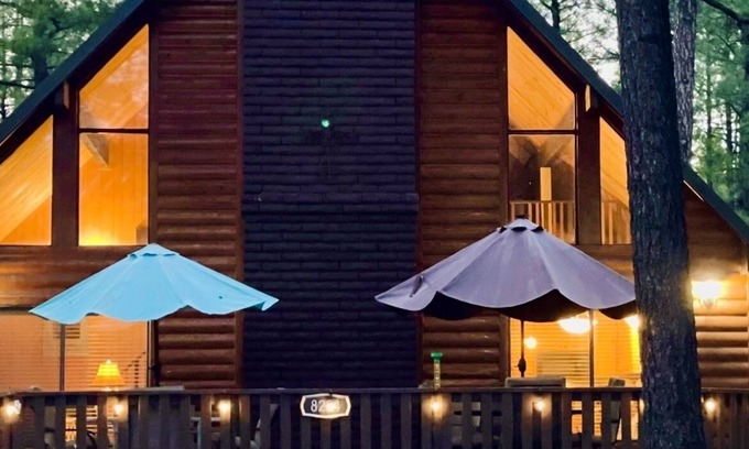 Pinetop Cabin | Indoor Outdoor Après Ski 4 Bdrm Pinetop Golf Cabin game areas & new 900ft deck.