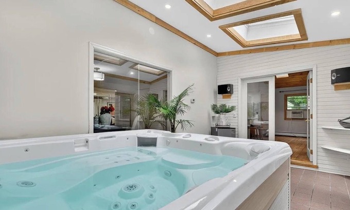 Rotterdam Junction House | Indoor Salt water Spa for long or short stays