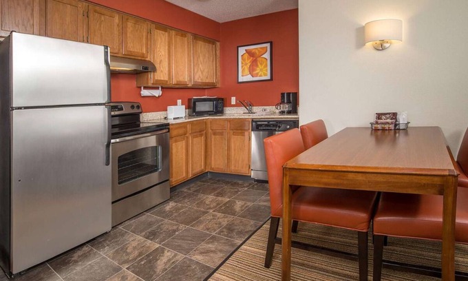 Charleston Hotel | Indulge in Home-Like Comfort! Pet-Friendly, Close to East End Historic District