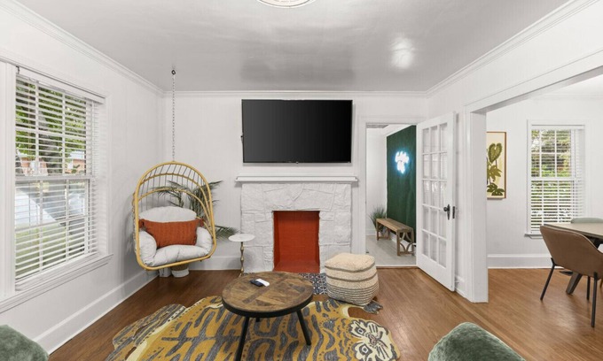 East Side House | Infrared Sauna | King Beds | Pet Friendly | Pool