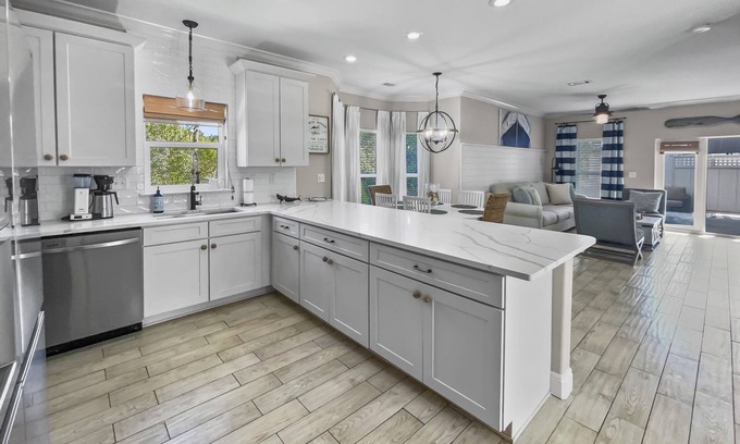 Inlet Beach House | "Inlet Summer" | Walk to the Beach | Includes 2 bikes & Beach Chairs