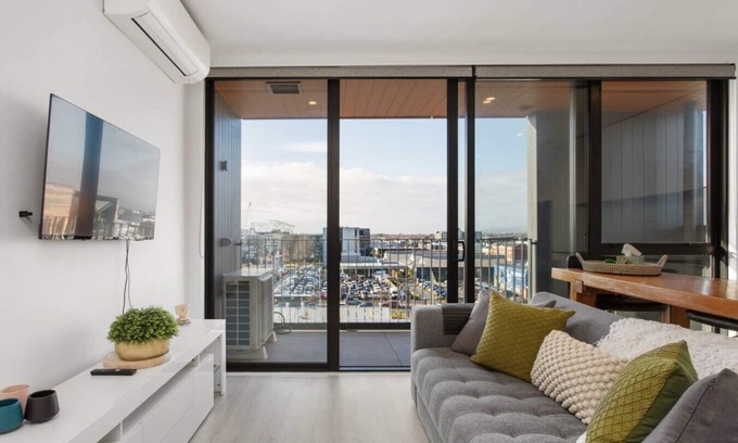 Christchurch City Centre Apartment | Inner City, Expansive View, Warm