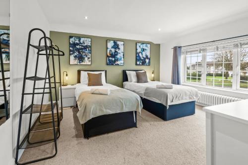 Welford Apartment | Inspira Stays - Stunning Large Modern House - 3-Car Driveway - PS4 & Table Football - Huge Kitchen