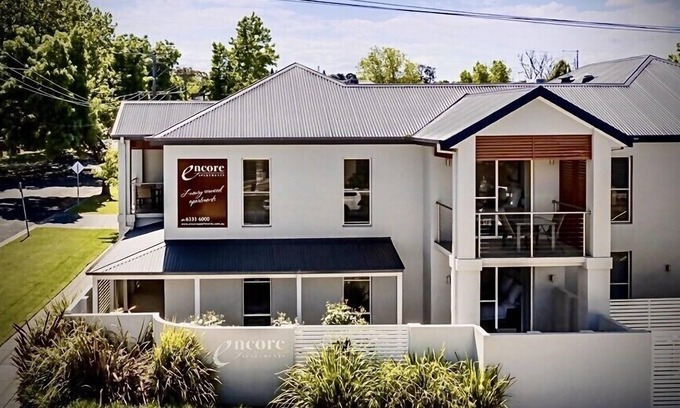 Bathurst Apartment | 'Interlude No. Four' - On the doorstep of Bathurst's CBD