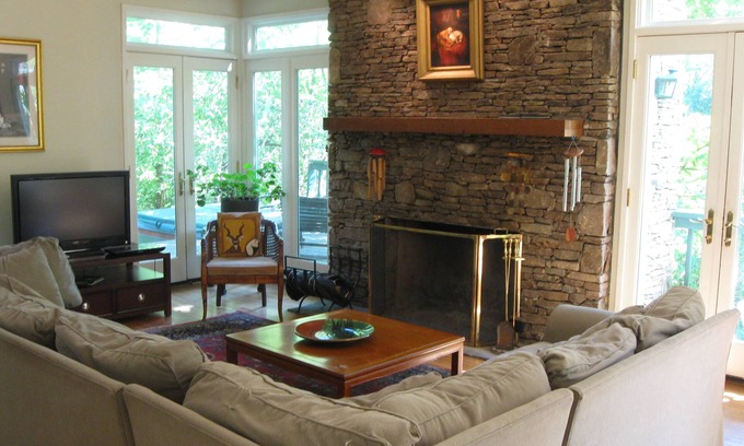 East Side House | INTOWN Emory Decatur 4 bedroom w/PORCH & private HOT TUB fireplace PETS OK