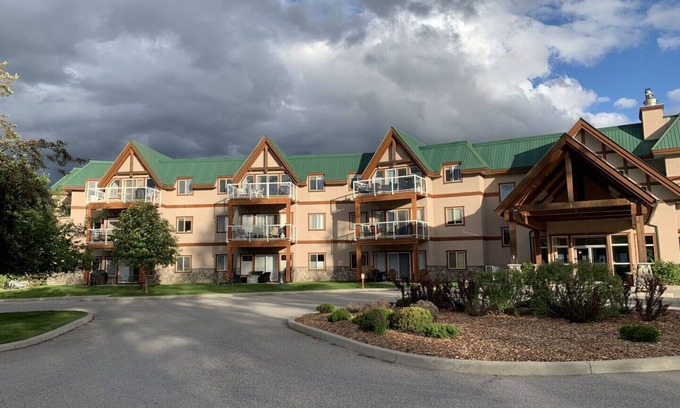 East Kootenay Condo | Invermere's Heron Point - 2 Br Condo,Hot Tub,Skiing! Walk to Town, Bakery,Shops