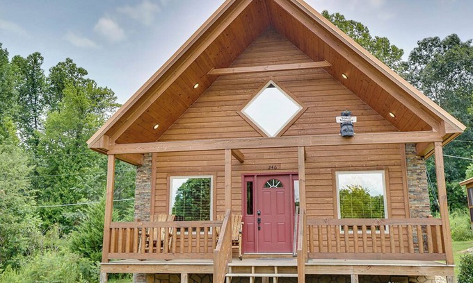 Pittman Center Cabin | Inviting 2- Bedroom Cabin w/Hot Tub