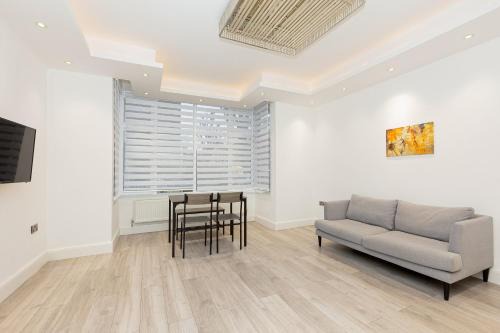 Southfield Apartment | Inviting 2BR flat in Chiswick, 10-minute station