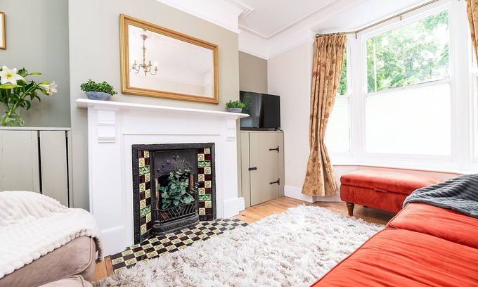 Lincoln House | Inviting and Warm Home | Free Wi-Fi and Parking