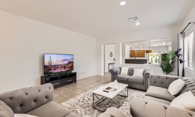 Casa Del Rey at Camino a Lago House | Inviting, Clean & Cozy Retreat: Relax & Refresh in the Hot Tub or Play Sports!