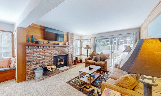 Mammoth Lakes Condo | Inviting condo 500 feet to canyon lodge lifts w/on-site pool, hot tub, sauna