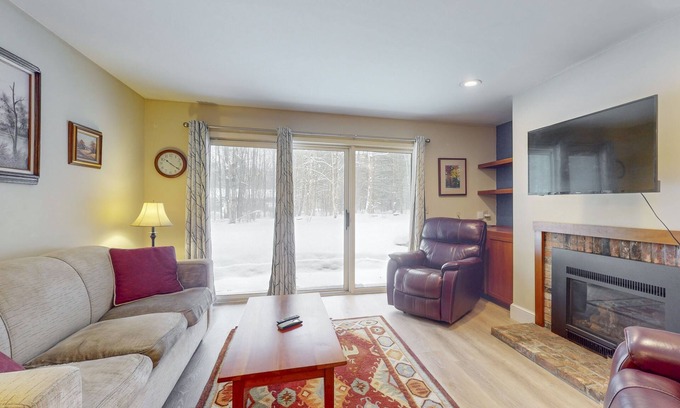 Warren Condo | Inviting condo near skiing and golf, with fireplace and deck