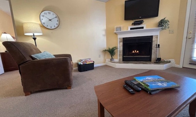 Francestown House | Inviting Condo w Hot Tub & Fireplace