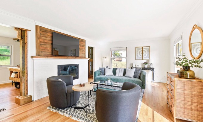 Edina House | Inviting Home near park and lake