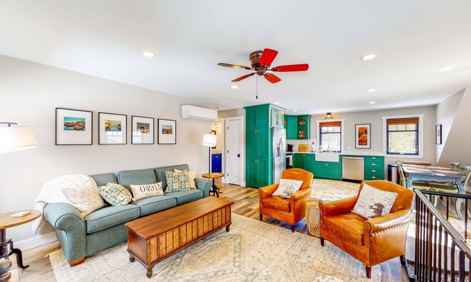 Belfast Apartment | Inviting waterfront home with full kitchen & deck