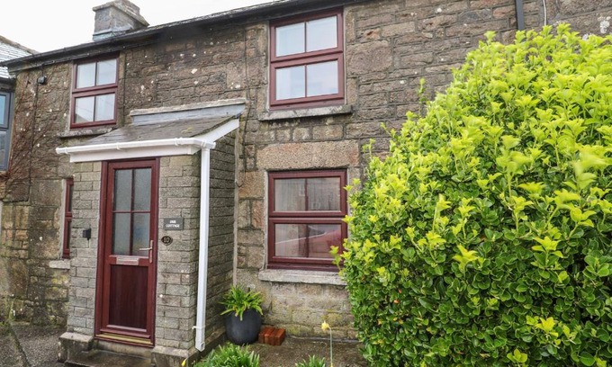 Pendeen House | Iris Cottage