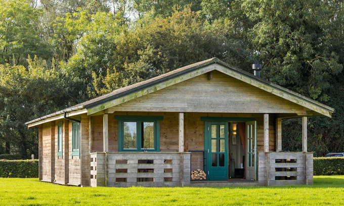 Ampney Crucis Cabin | Iris Lodge - sleeps 4 guests in 2 bedrooms