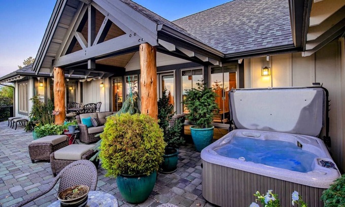 Redmond House | Ironstone Lodge - Luxury Living and Mountain Views