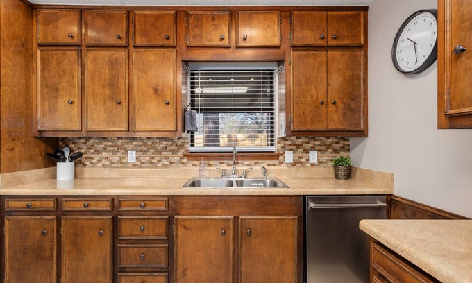 Irving House | Irving, Tx Home in heart of DFW, dog friendly!