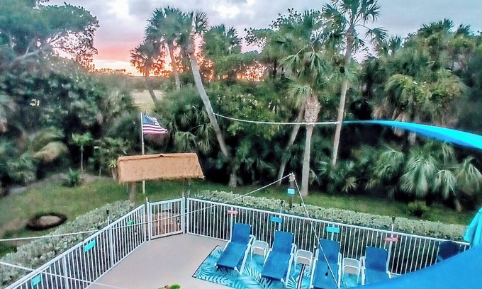 North Beach House | Island Escape!Walk to beach.Heated pool & hot tub.Private putting green.Privacy