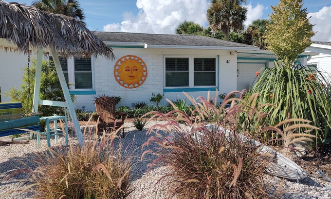 Seaside Homes House | Island life, tiki deck, short walk to beach and parks, close to shopping