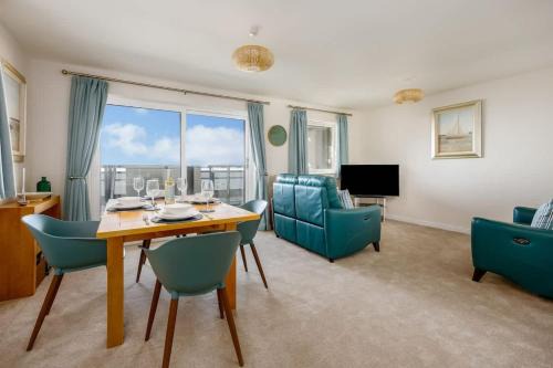Hamworthy Apartment | Island's Edge- Moments from Hamworthy Beach and Park