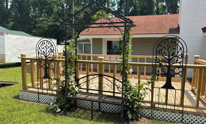 Savannah House | Islands Cozy Cottage 3 Just 7-10 minutes to Tybee Beach & Savannah River Street