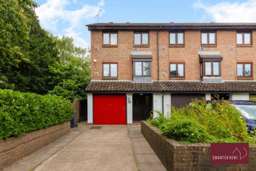 London Borough of Hounslow Apartment | Isleworth - 4 Bed Modern House