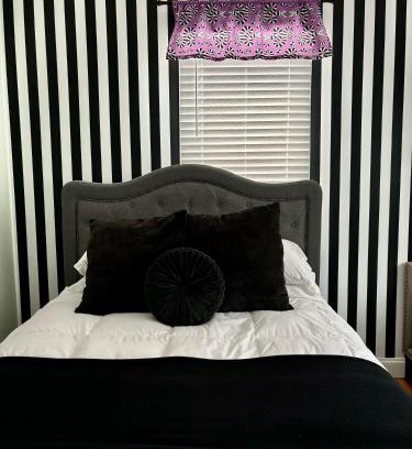 Salem Apartment | It’s Showtime-Book Lally’s House! Steps to Common!