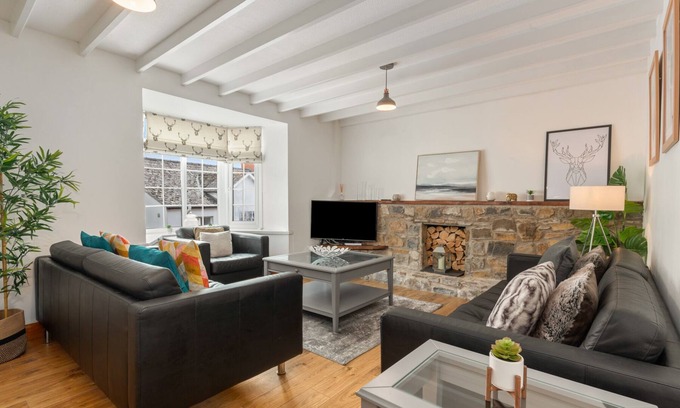 Saundersfoot Cottage | Ivydene Cottage - Stone Throw to Beach, Sea Views
