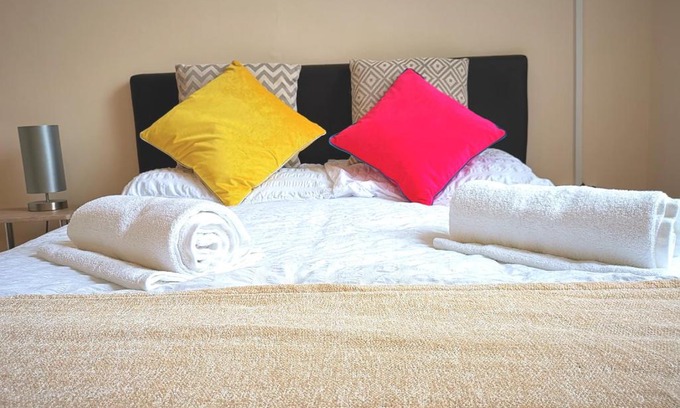 Wolverhampton House | J BOOK NOW, Spacious 5 Bed Sleeps 9 Long Stays Workers & Families by Your Night Inn Group