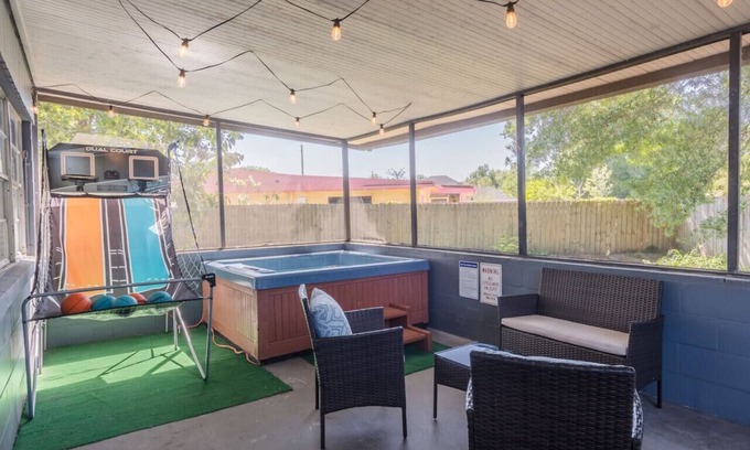 Northeast Orlando House | jacuzzi & games + close to dwtn, disney, & parks!