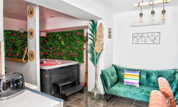 Port-la-Nouvelle Apartment | Jacuzzi Room L' Aie O Lit