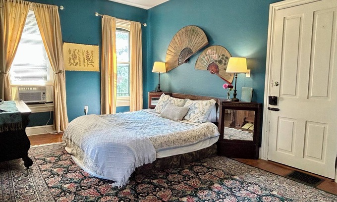 Adamstown Bed & Breakfast | Jade Room at The Amethyst Inn B&B, jacuzzi, fireplace, antiques and Lancaster