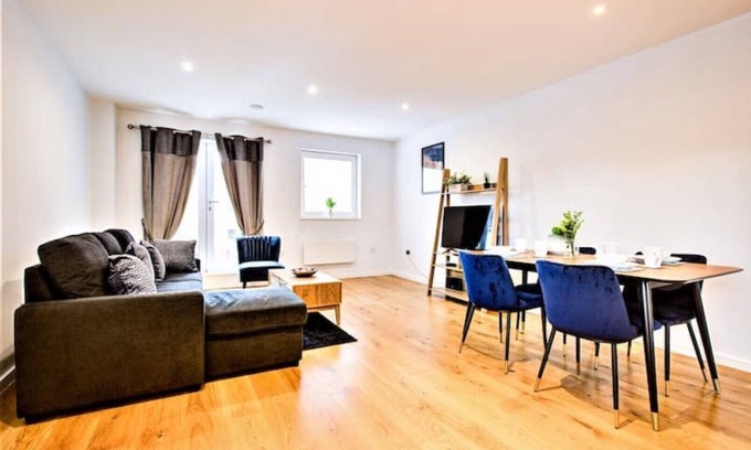 Hemel Hempstead Apartment | Jambo Stays Comfy for contractors, relocators and families. Convinient in Town