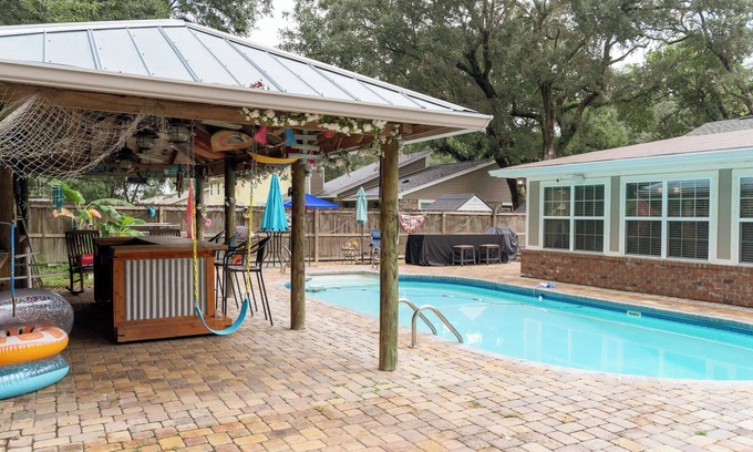 North Northwest Pensacola House | Jan's Oasis Family Retreat Pool, Bar, Games & Fun!
