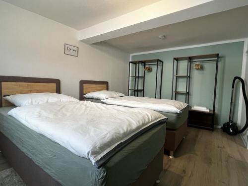 Mengerskirchen Apartment | janu-homes - 1 Zimmer Apartment - 2 Betten, Kirchblick vom Kirchplatz