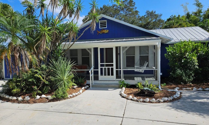 East Naples Cottage | January Escape: Lakefront Cottage Special - Steps to Old Naples!