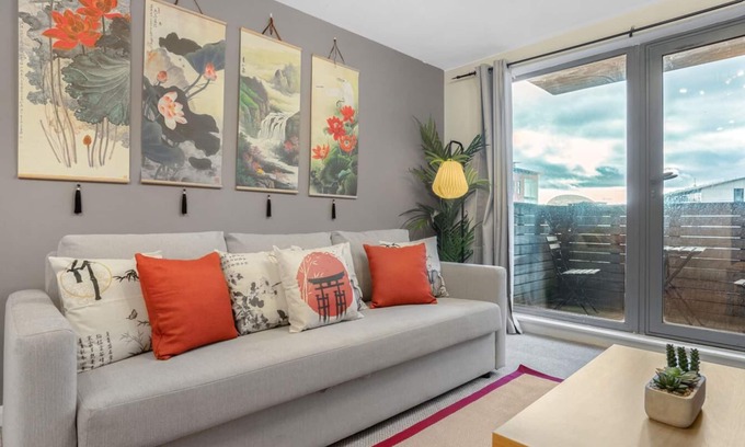The Westside Apartment | Japan Theme - Free Park + Netflix + 75'TV+ Balcony