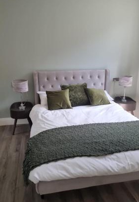 Bushey Apartment | Jasmin Apartments - Luxury 1 & 2 Bedroom units with Free Parking