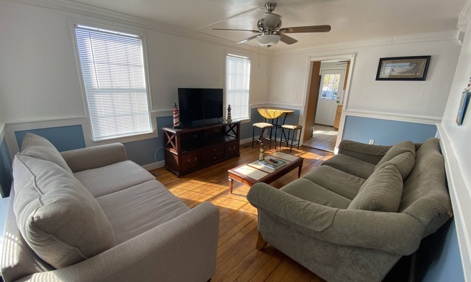 Jacksonville Beach Condo | Jax Beach home. Close to the beaches, shops, restaurants and bars.