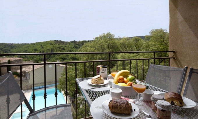 Bonnieux Apartment | JDV Holidays-The Old Gendarmerie, Bonnieux, 2 bedrooms, shared pool, great views