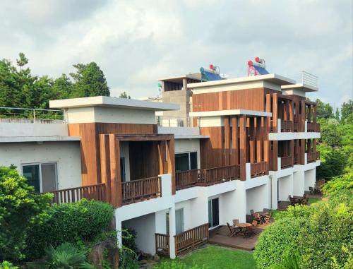 Jungmun Resort | Jeju Eco Suites