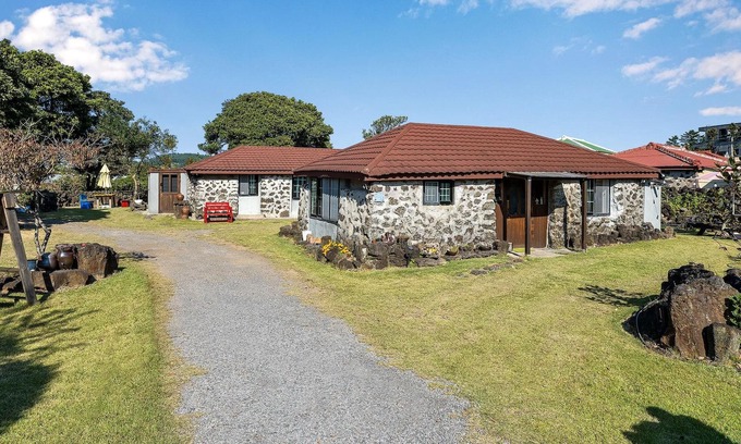 Aewol House | Jeju Motungedoljib Dogchaepension