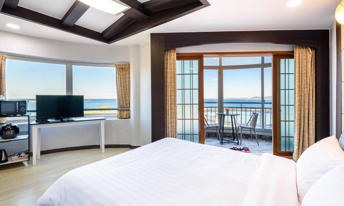 Gujwa House | Jeju Padosoriminbak Pension