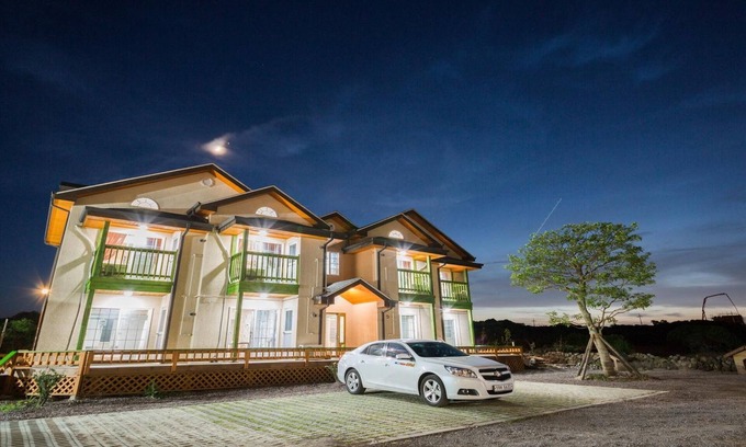 Gujwa House | Jeju Ppalkanpungcha Pension